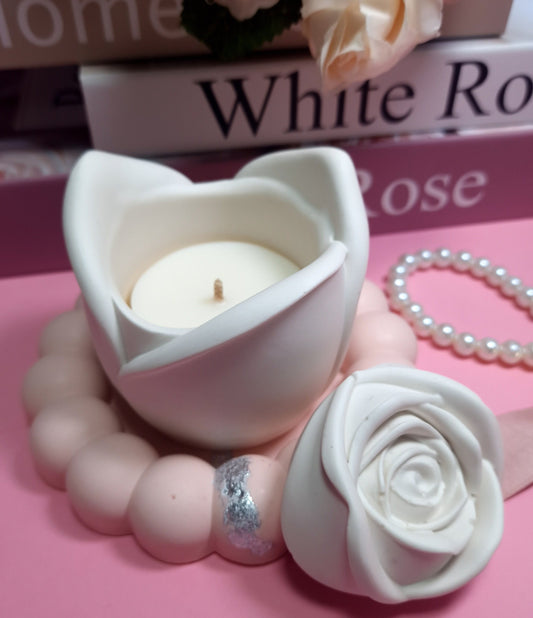 Bougie rechargeable en forme de rose, design élégant et écologique, offrant une lumière douce et un parfum agréable pour une ambiance raffinée.
