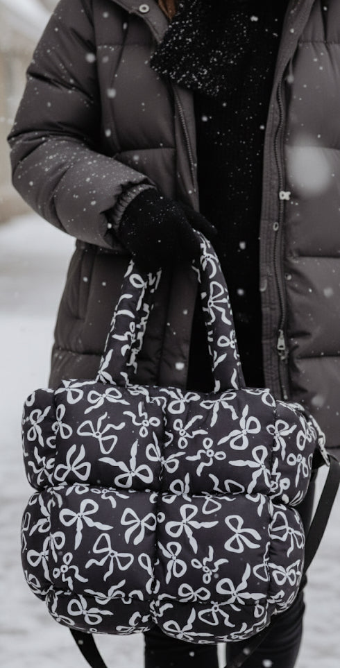 Sac Matelassé “Ribbon Winter” – L’audace chic en plein hiver