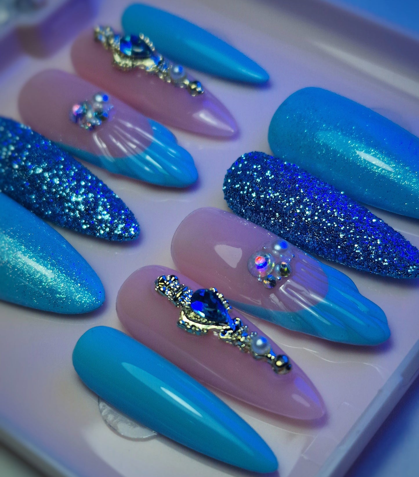 Faux Ongles réutilisables, bleu avec des paillettes et des strass.