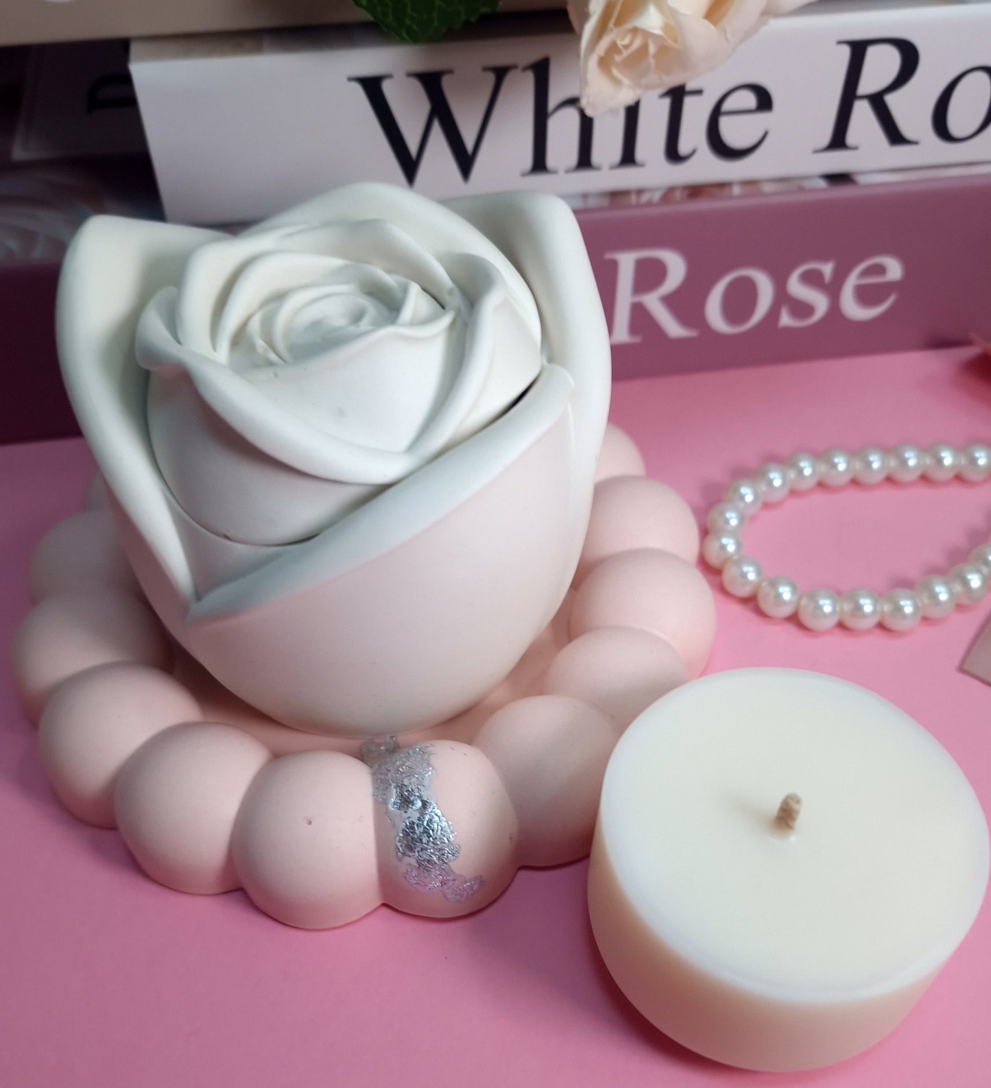 Bougie rechargeable en forme de rose, design élégant et écologique, offrant une lumière douce et un parfum agréable pour une ambiance raffinée.