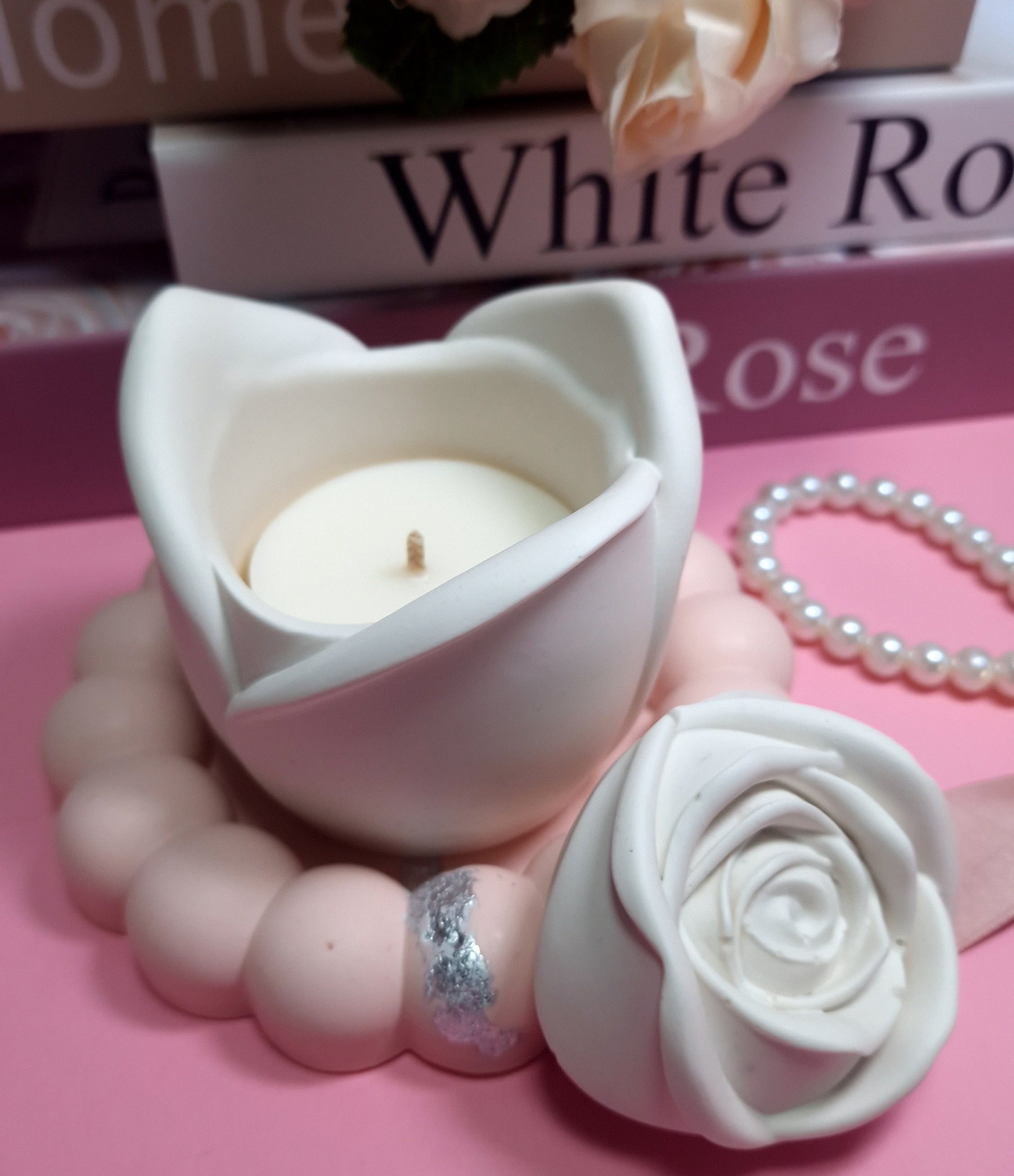 Bougie rechargeable en forme de rose, design élégant et écologique, offrant une lumière douce et un parfum agréable pour une ambiance raffinée.
