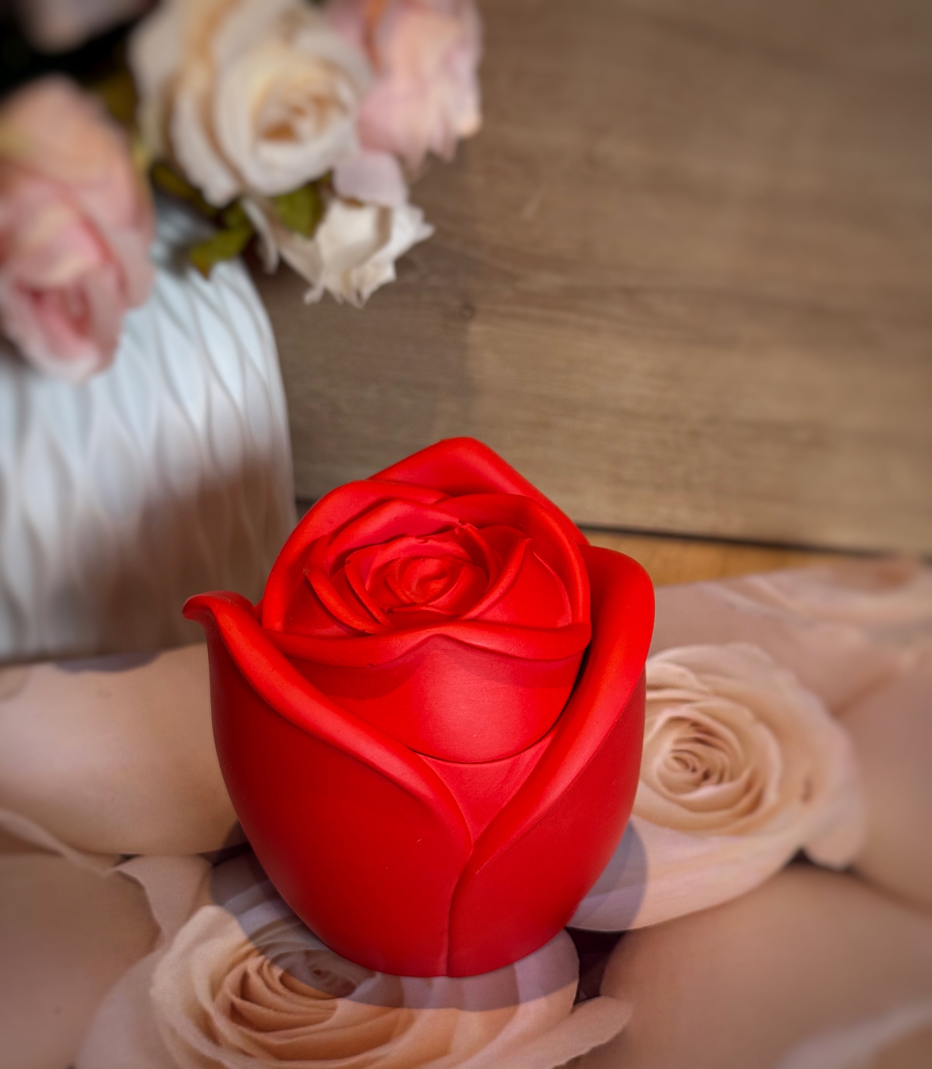 Bougie rechargeable en forme de rose, design élégant et écologique, offrant une lumière douce et un parfum agréable pour une ambiance raffinée.