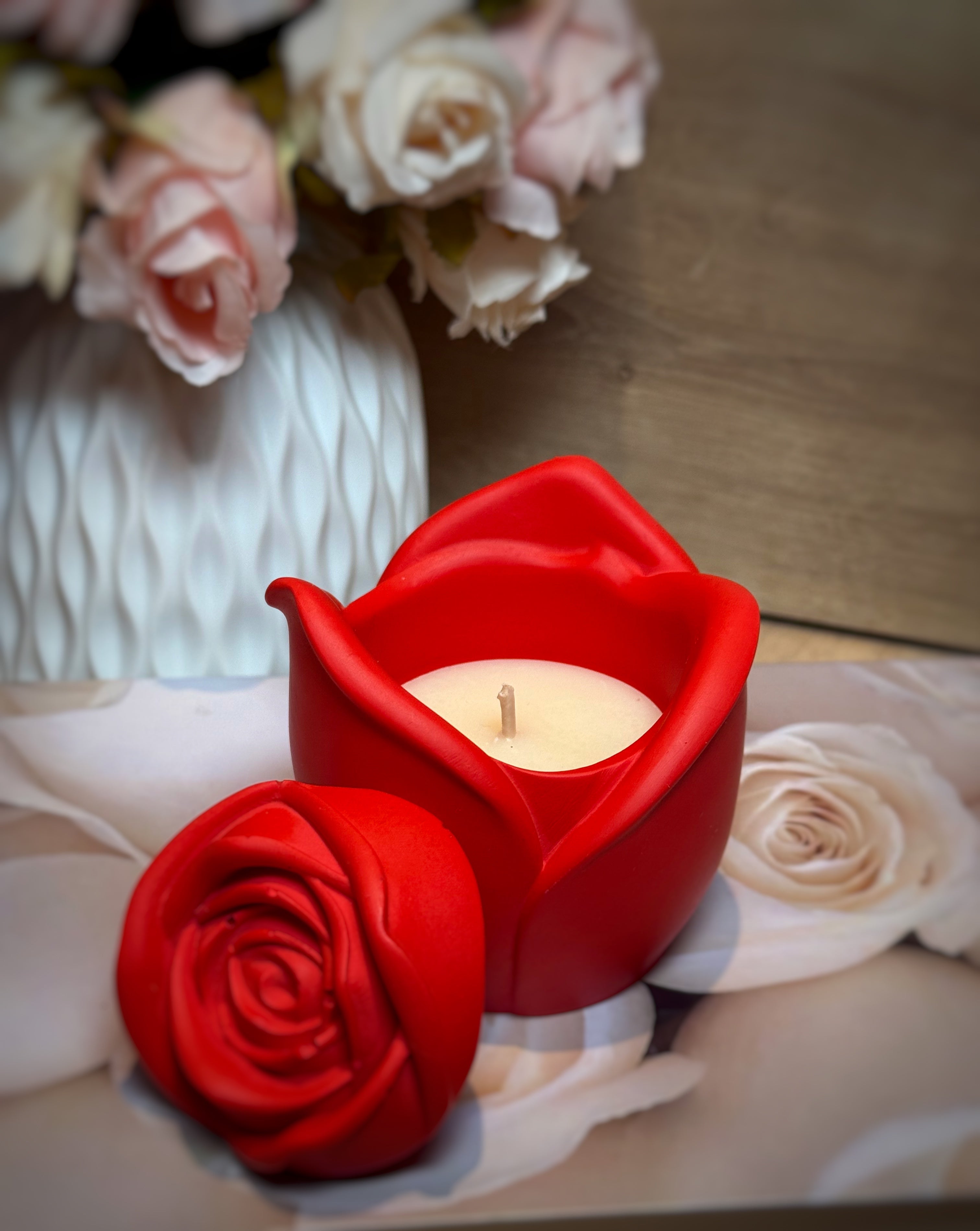 Bougie rechargeable en forme de rose, design élégant et écologique, offrant une lumière douce et un parfum agréable pour une ambiance raffinée.