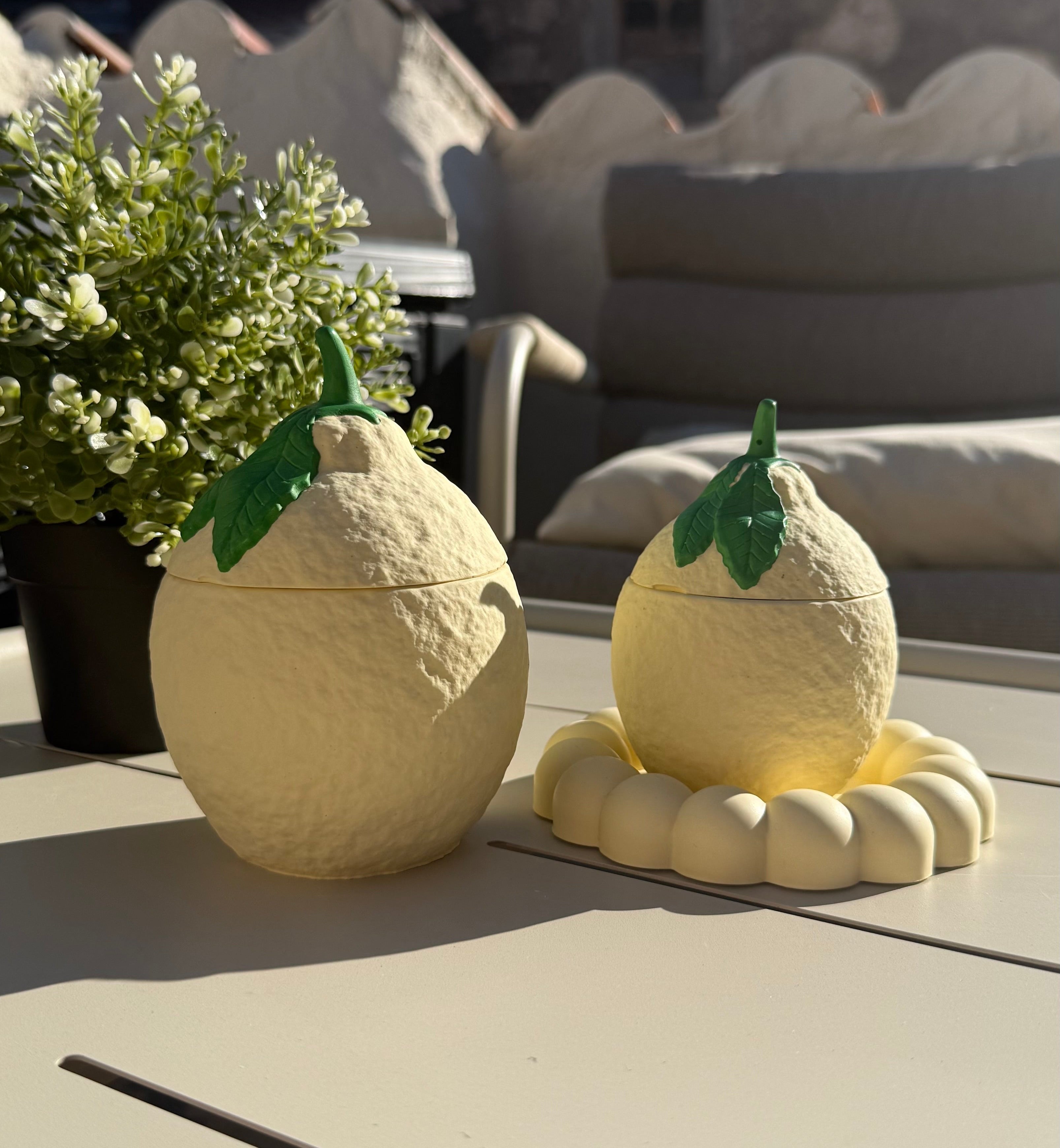 Bougie Rechargeable "Citron d'Amalfi" – Pot en Jesmonite Fait-Main – Pièce Artisanale - ÉDITION DOLCE VITA COLLECTION EPHÉMERE