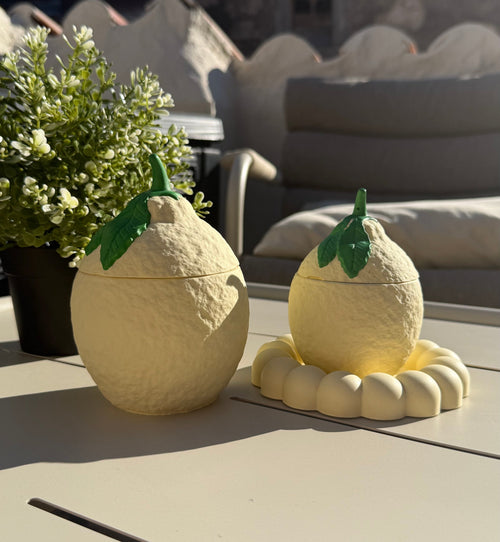 Bougie Rechargeable "Citron d'Amalfi" – Pot en Jesmonite Fait-Main – Pièce Artisanale - ÉDITION DOLCE VITA COLLECTION EPHÉMERE