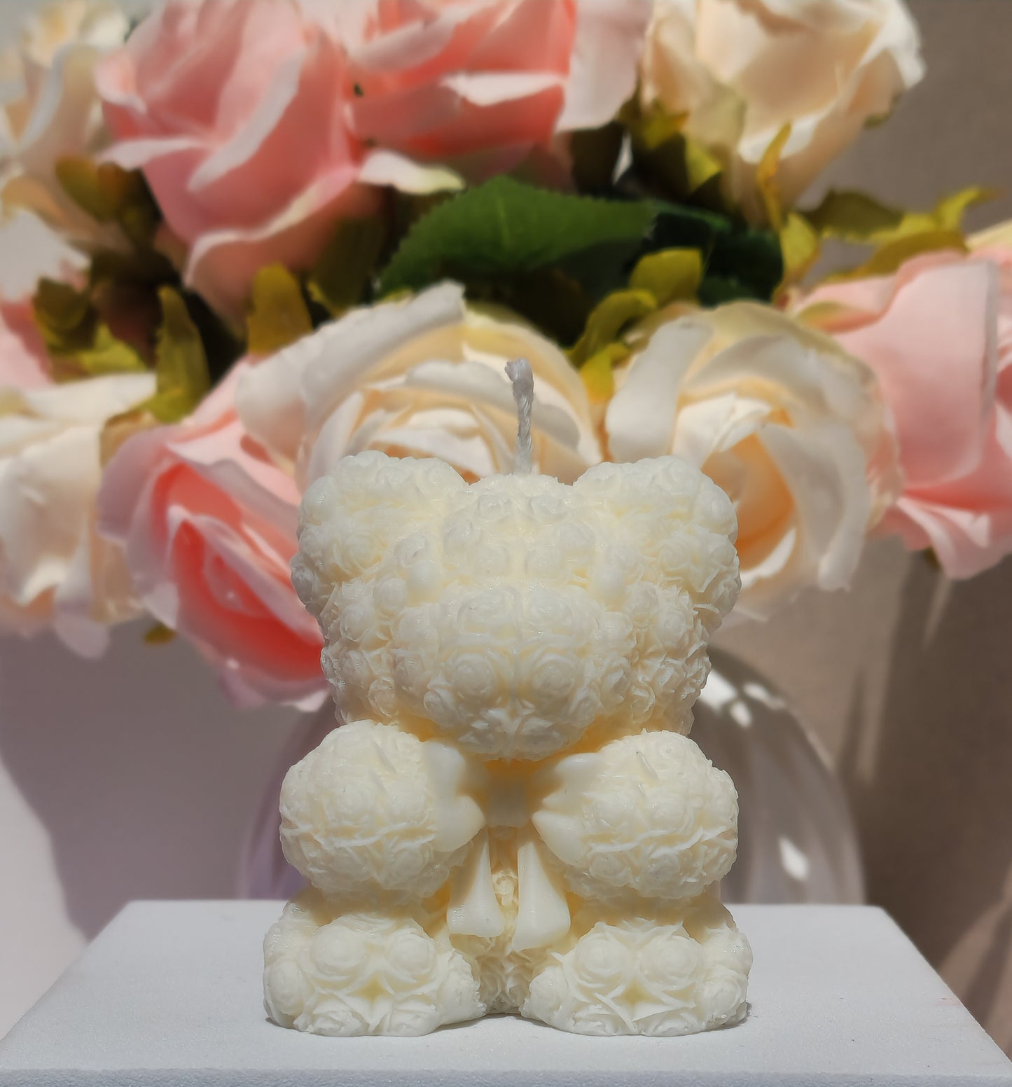 Bougie ourson fait main, disponible en plusieurs tailles, sans CMR ni phtalates, pour une ambiance douce et saine.