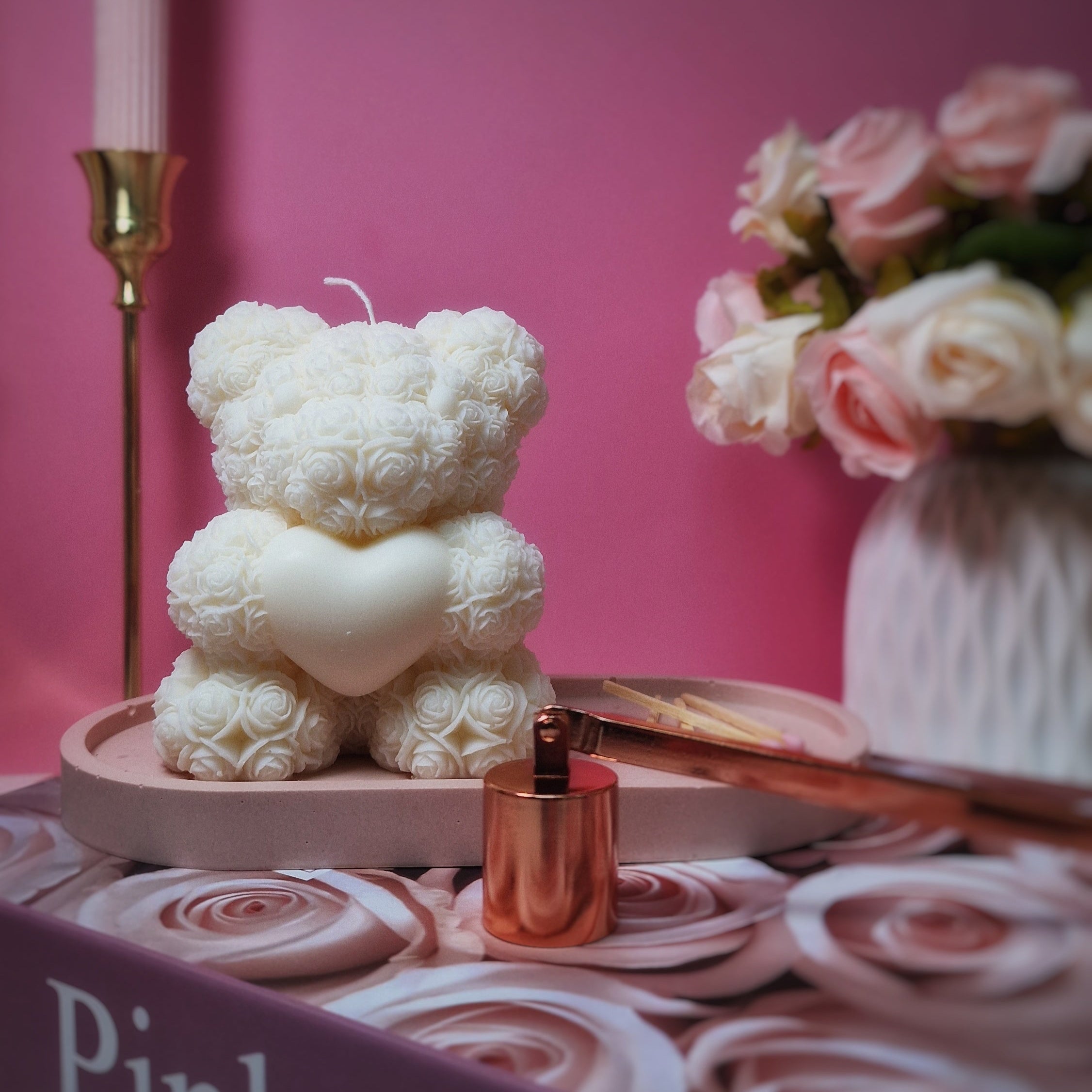 Bougie ourson fait main, disponible en plusieurs tailles, sans CMR ni phtalates, pour une ambiance douce et saine.