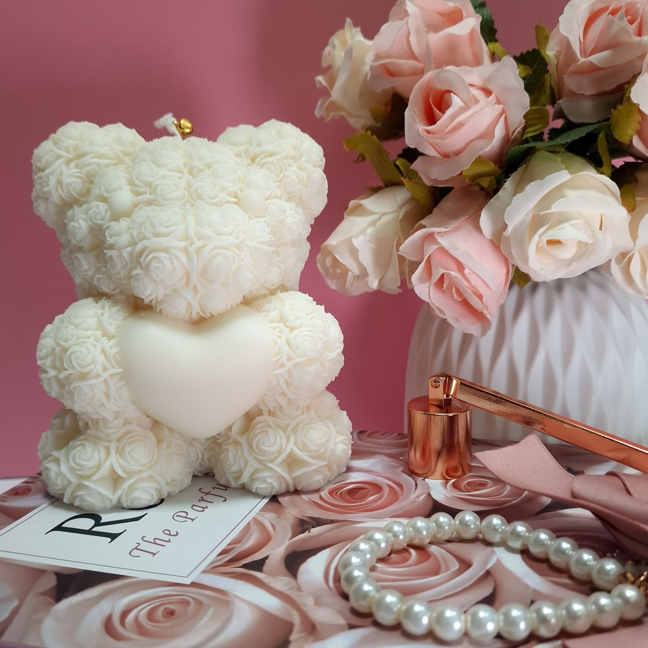 Bougie ourson fait main, disponible en plusieurs tailles, sans CMR ni phtalates, pour une ambiance douce et saine.