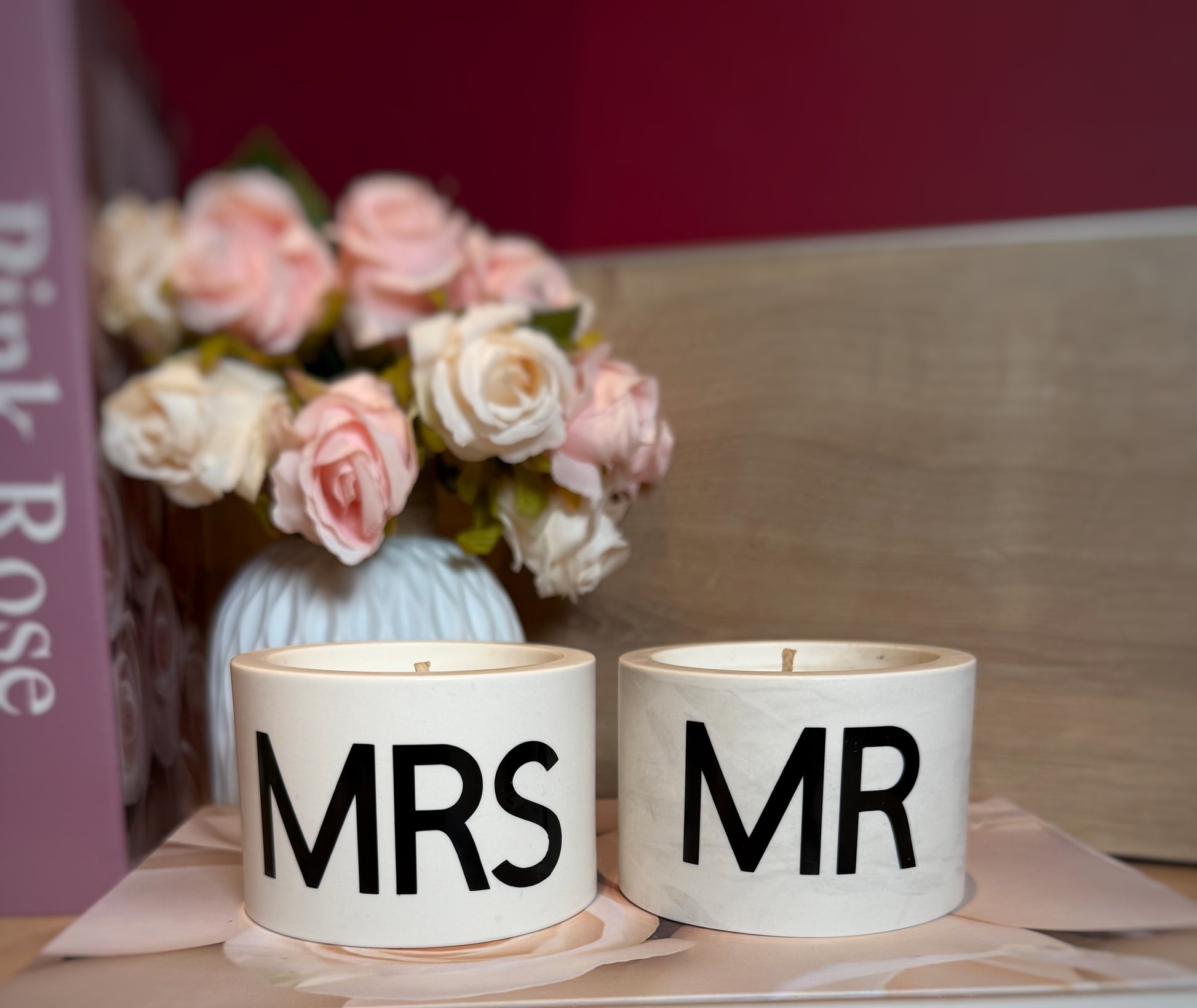 Coffret Bougies Mr & Mrs Fait Main Sans CMR ni Phtalates, le pot est en jesmonite il est fait par mes soin.
