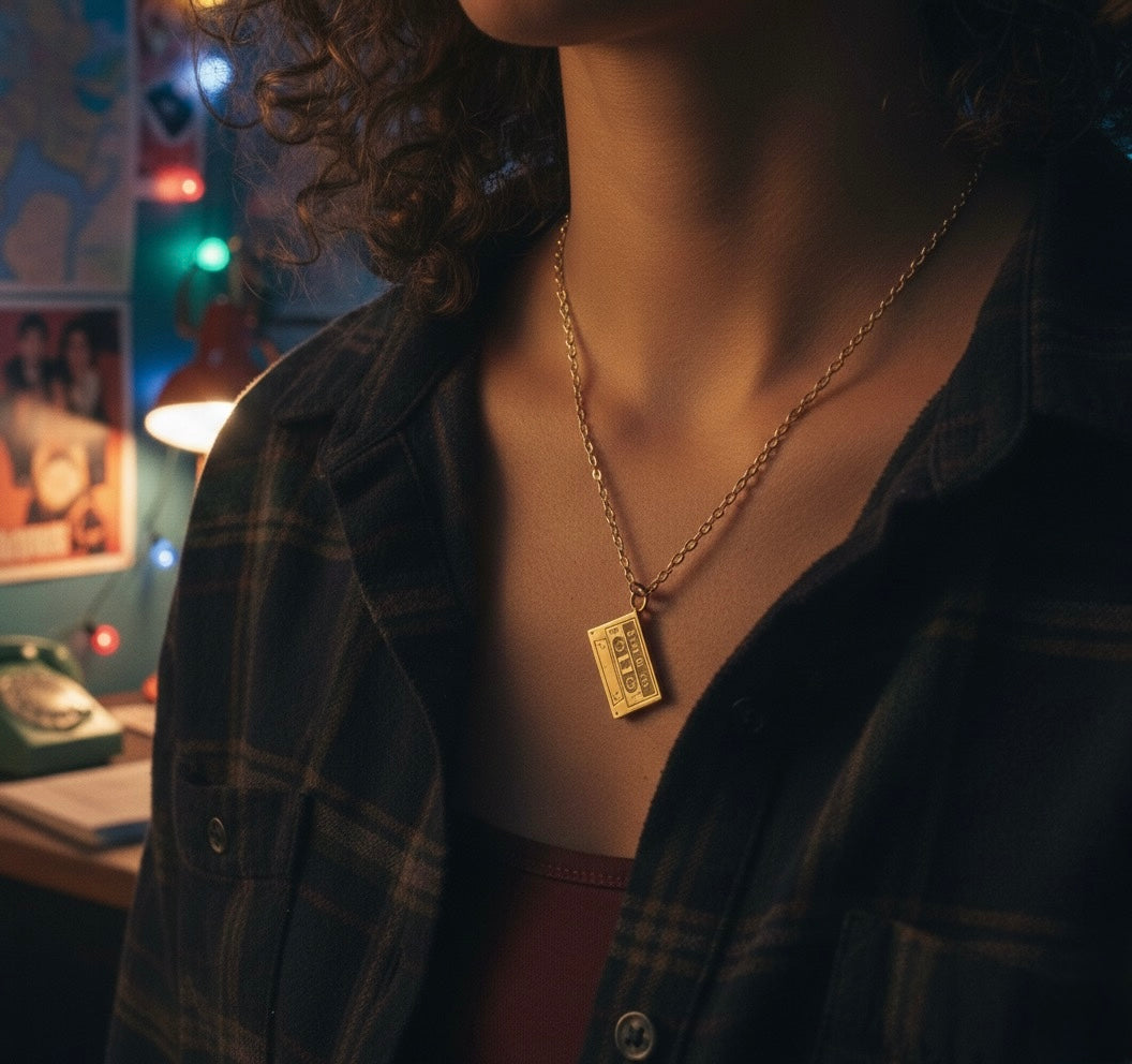 Collier “Gold Mixtape” – Un fragment d’Hawkins à porter près du cœur - PRÉCOMMANDE