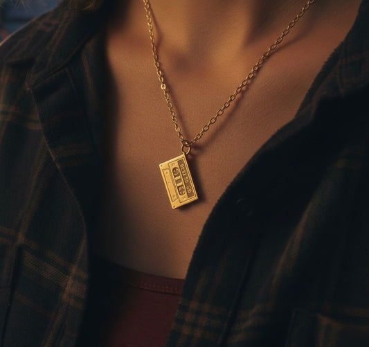 Collier “Gold Mixtape” – Un fragment d’Hawkins à porter près du cœur - PRÉCOMMANDE