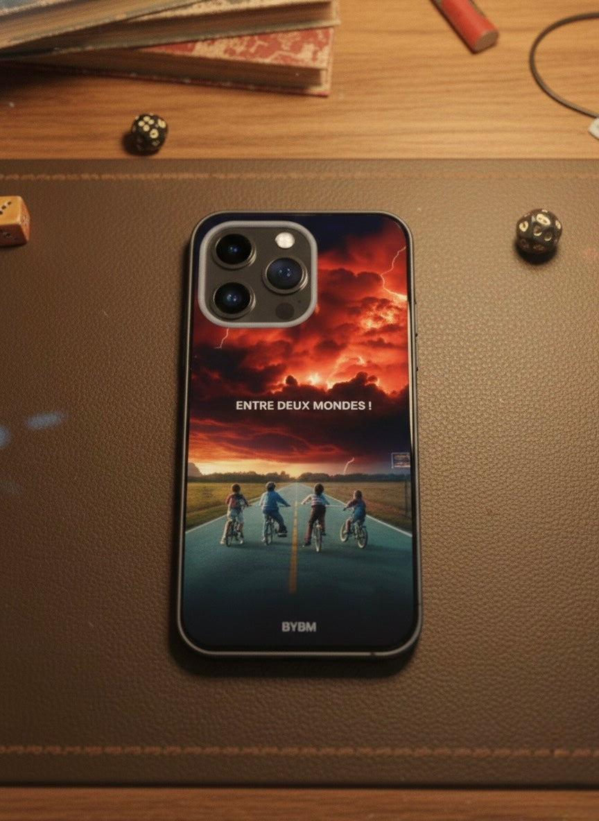 Coque de téléphone “Entre Deux Mondes !” — L’instant suspendu où Hawkins bascule dans l’inconnu. – Sublimé à la main - Édition entre deux mondes