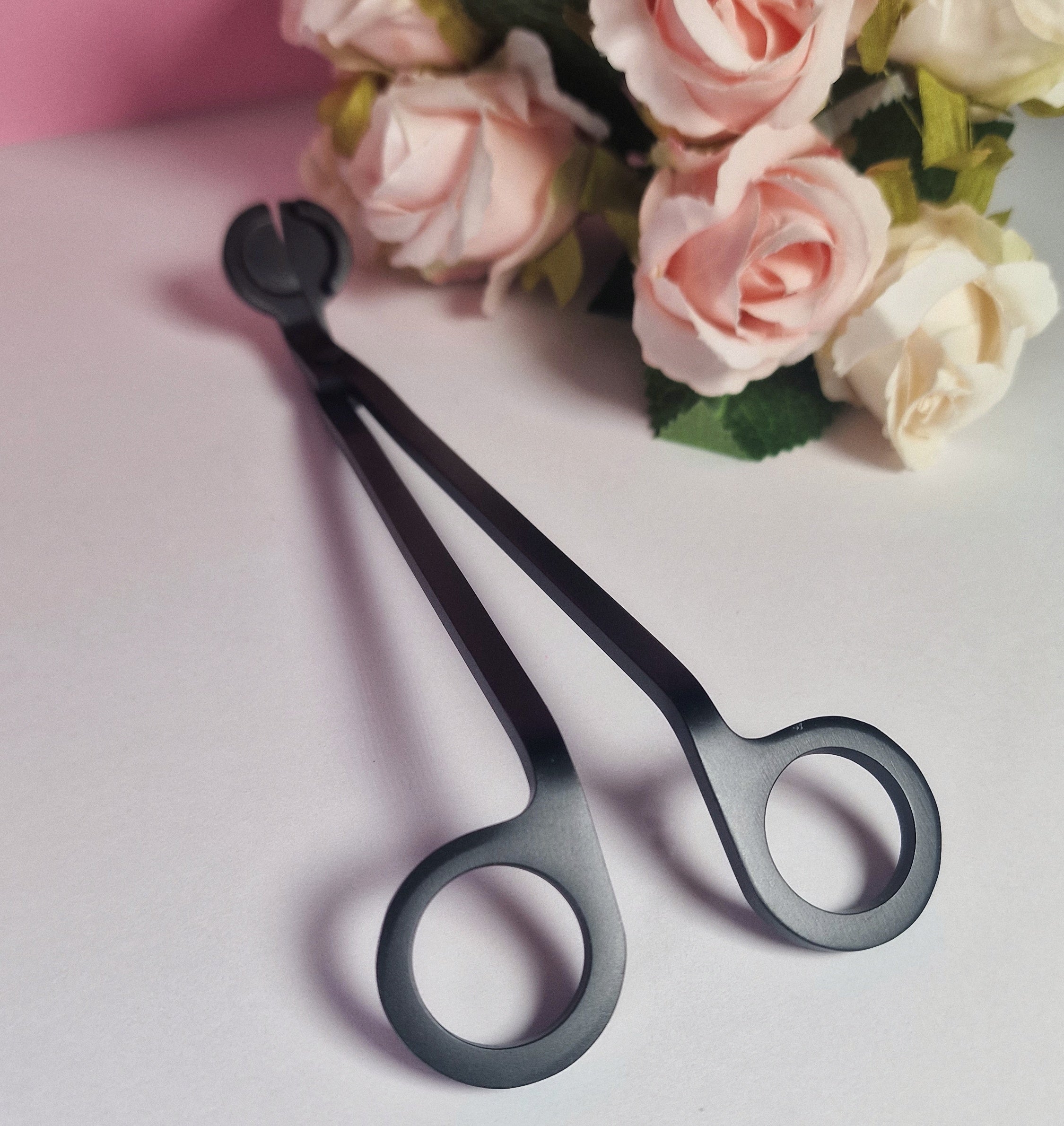 Coupe-mèche à bougie noir, élégant, idéal pour maintenir une combustion propre et prolonger la durée de vie de vos bougies.