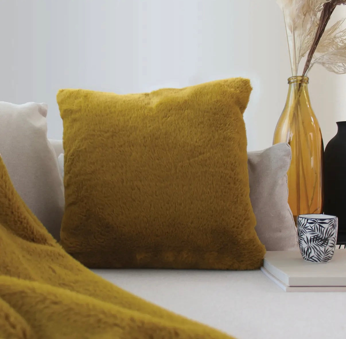 Coussin effet fausse fourrure - 40x40cm - PRÉCOMMANDE