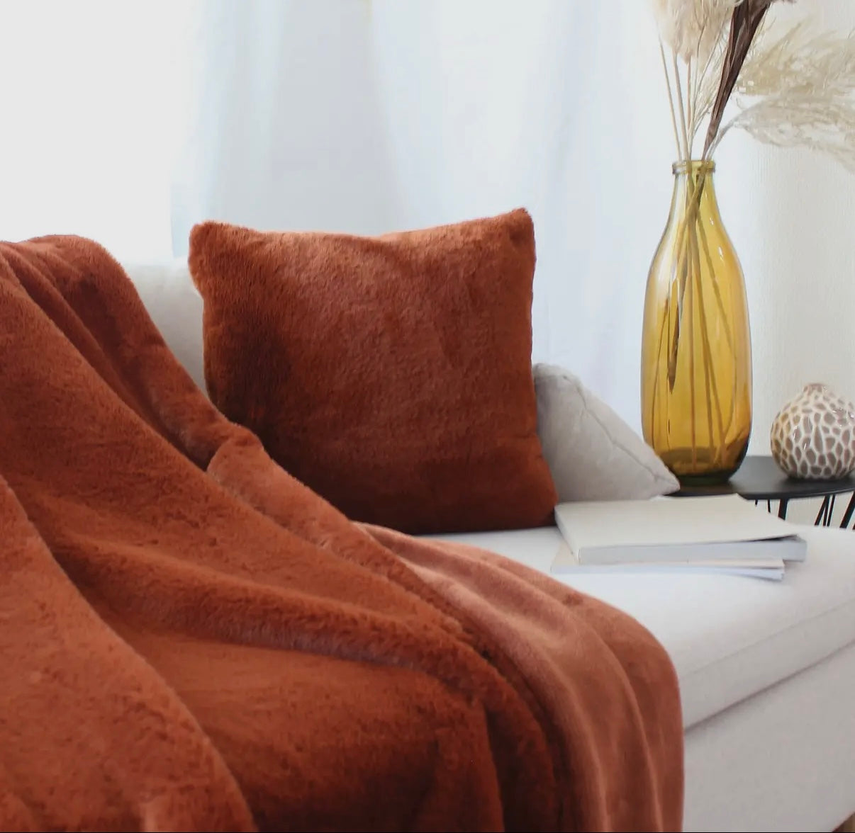 Coussin effet fausse fourrure - 40x40cm - PRÉCOMMANDE