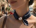 Foulard Ras-du-Cou à Pois – L'Élégance Rétro Chic - Pois noir ou Blanc - PRÉCOMMANDE