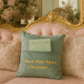Coussin “Just one more chapter” – Pour lire avec élégance et confort - PRÉCOMMANDE