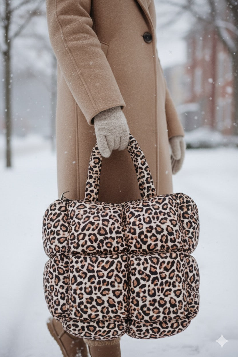 Sac Matelassé “Léopard d’Hiver” – L’audace douce et sauvage - PRECOMMANDE