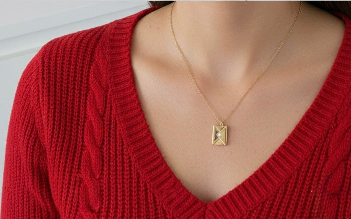 Collier “Lettre d’Amour” – Message du cœur & éclat doré