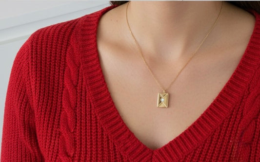 Collier “Lettre d’Amour” – Message du cœur & éclat doré