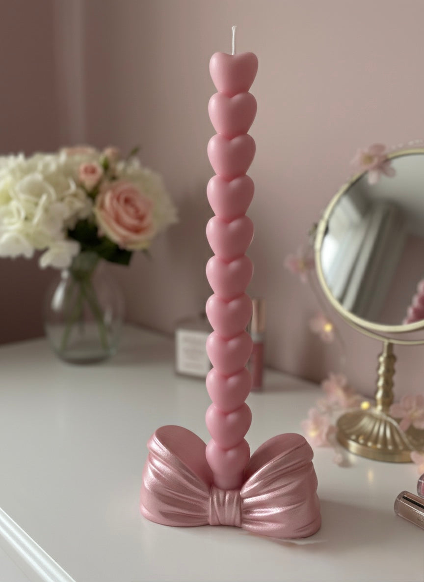 Bougie Pillier Sculpturale – L’Étreinte Romantique