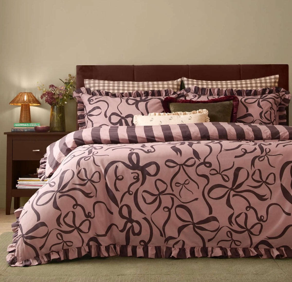 Parure de lit réversible moka – Motif nœuds et rayures violet et moka – Plusieurs dimensions - PRÉCOMMANDE