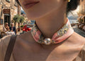 Foulard Ras-du-Cou « Riviera Rose » – Douceur Baroque & Féminité