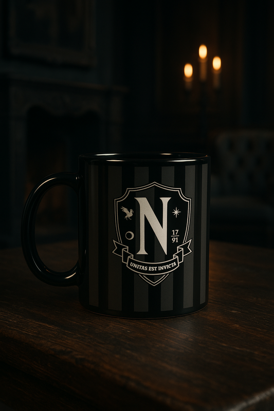 La Tasse Gothique Mercredi Addams – Élégance Noire & Charme Macabre  | PRÉCOMMANDE