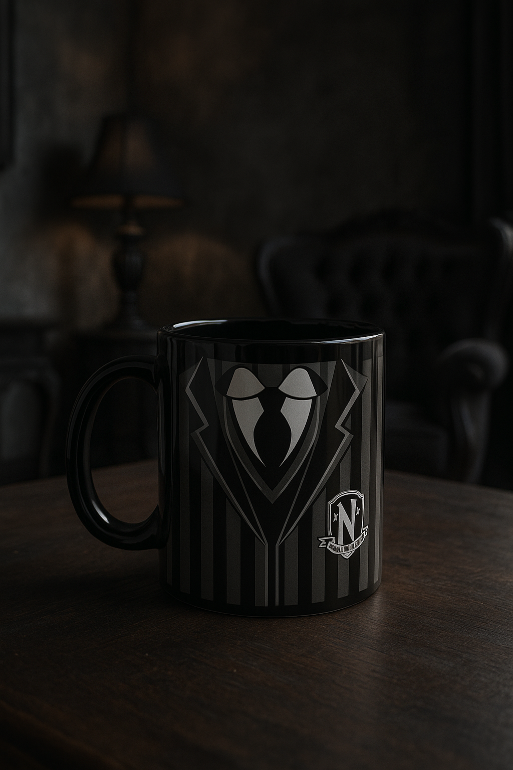 La tasse de Mercredi Addams – Élégance sombre & humour macabre