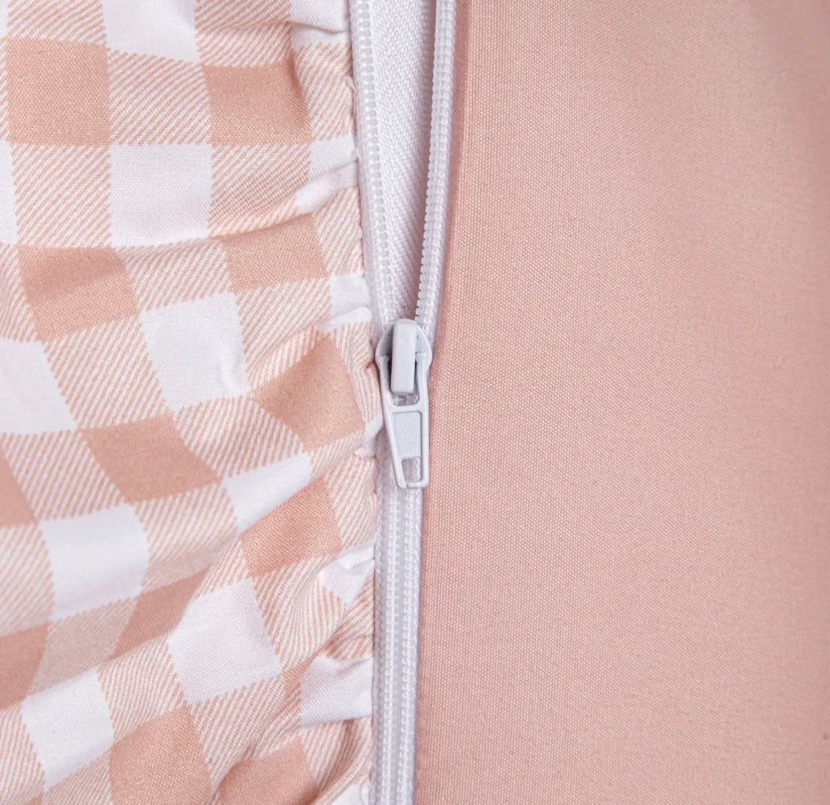 Parure de lit en microfibre polyester de 90 g/m²– Carreaux rose poudré et blanc avec volant – 140 x 200 cm - PRÉCOMMANDE