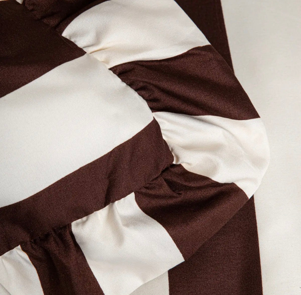 Parure de lit en microfibre polyester de 90 g/m²– Rayures marron et écru avec volant – 140 x 200 cm - PRÉCOMMANDE