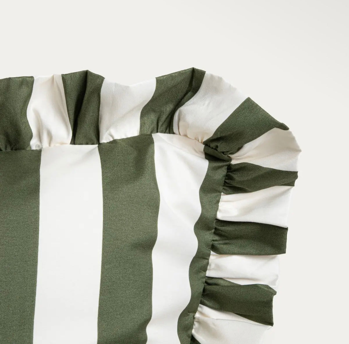 Parure de lit en microfibre polyester de 90 g/m²– Rayures olive et écru avec volant – 140 x 200 cm - PRÉCOMMANDE