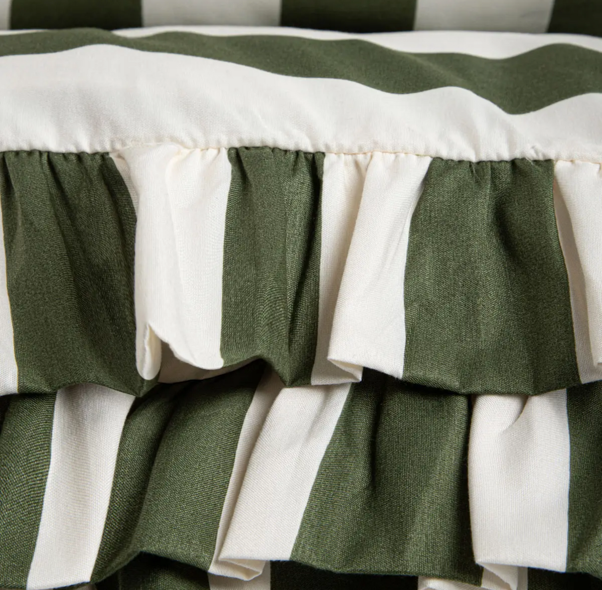 Parure de lit en microfibre polyester de 90 g/m²– Rayures olive et écru avec volant – 140 x 200 cm - PRÉCOMMANDE