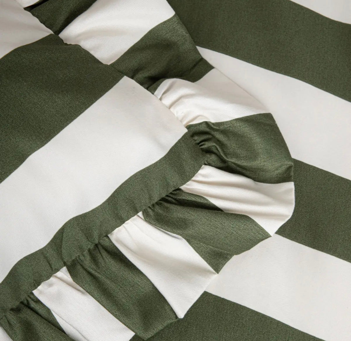 Parure de lit en microfibre polyester de 90 g/m²– Rayures olive et écru avec volant – 140 x 200 cm - PRÉCOMMANDE