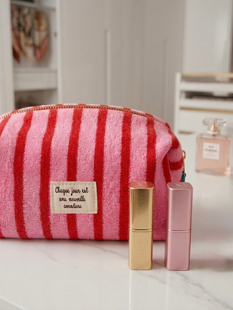 Trousse de Maquillage - " CHAQUE JOUR EST UNE NOUVELLE AVENTURE " - Rose & Rouge
