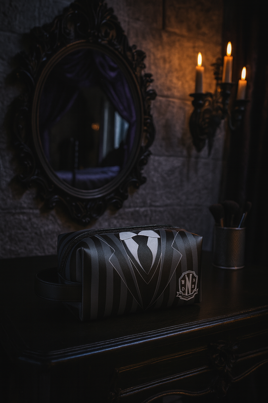 Trousse de Toilette Dark Chic – Inspirée par Mercredi Addams | PRÉCOMMANDE