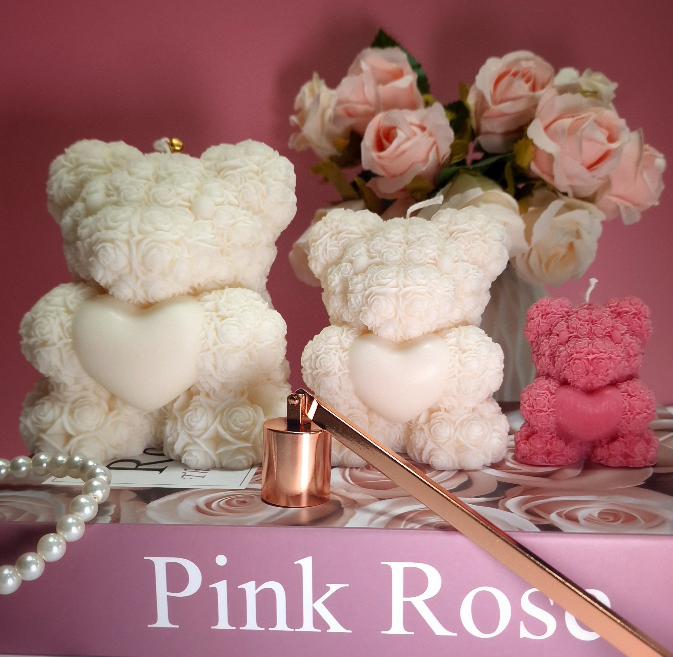 Bougie ourson fait main, disponible en plusieurs tailles, sans CMR ni phtalates, pour une ambiance douce et saine.